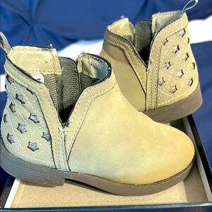 Gently Used OshKosh BGosh Ivy G Toddler Baby Girl Boots taupe with stars and zip